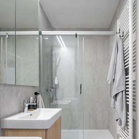 Zwirnovka - Brand New - 24-7 - Free Parking - Shopping Center Nivy - Main Bus Station Apartment *